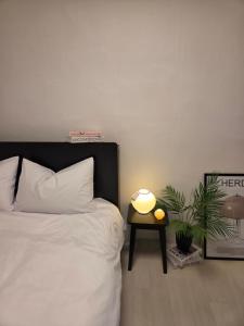 Una cama o camas en una habitación de 광안리 더 스테이