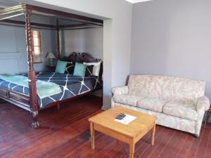 En eller flere senge i et værelse på The Orchard Addo