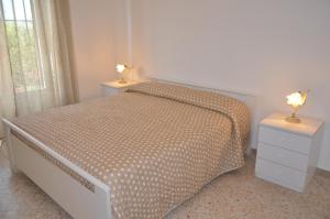 ポンペイにあるMichelangelo's Homeの白いベッドルーム(ベッド1台、ナイトスタンド2台付)