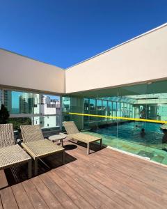 Bazén v ubytování Apartamento em Pitangueiras - Four Seasons Guarujá nebo v jeho okolí