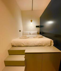 Postel nebo postele na pokoji v ubytování Brand New Converted Valletta Loft