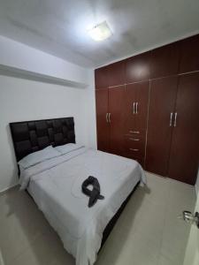 une chambre avec un lit avec un chapeau dessus dans l'établissement Ocean view two bedroom, 