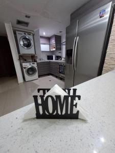 - une pancarte sur un comptoir dans une cuisine dans l'établissement Ocean view two bedroom, 