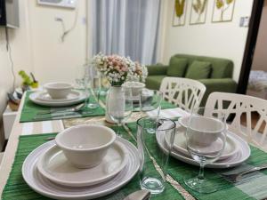 einen Tisch mit Teller, Schüsseln und Gläsern darauf in der Unterkunft Baylight Studio in Sampong