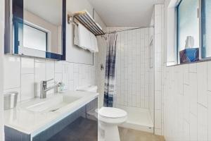 Ένα μπάνιο στο Watauga Beach House +14 φωτογραφίες