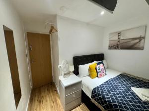 Postel nebo postele na pokoji v ubytování Cosy Private Bedrooms in Euston 1234