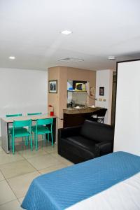 un soggiorno con un divano e un tavolo di BelaVista Flats - Marinas a João Pessoa