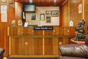 a room with a town house cafe with a statue at Hotel O Daraganj Ghat Prayagraj Formerly Purohit Inn in Colonelganj
