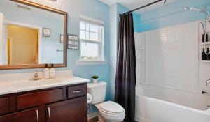 Koupelna v ubytování Beautiful Newly Decorated Home in Savannah/Pooler + 14 fotografií