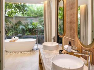 Bilik mandi di Mercure Rayong Lomtalay Villas & Resort