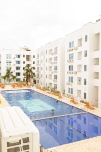una piscina frente a unos edificios de apartamentos en Inca Caribe 302, en Coveñas
