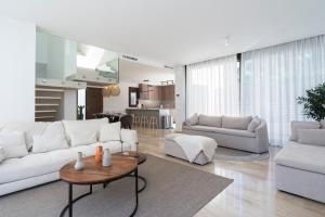a living room with a white couch and a table at Casa Aura in Novo Sancti Petri