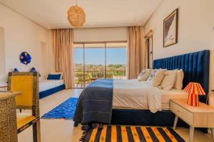 Una cama o camas en una habitación de Riad Tammam 270 fotos más