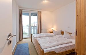 une chambre avec un lit et une grande fenêtre dans l'établissement Cozy Apartment In Rechlin With Sauna, à Zielow
