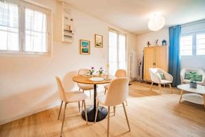 a dining room with a table and chairs at Le Nid Tourangeau - Calme - Wifi - Parking in Monnaie