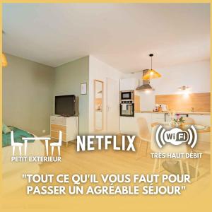 a living room with a kitchen and a dining room at Studio - Calme - Confort - Proche de Tours in Monnaie