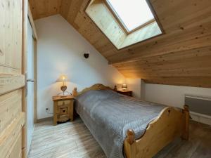 a bedroom with a bed and a skylight at ALTURA T2 Duplex wifi au pied des montagnes in Le Lioran