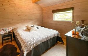 une chambre avec un lit dans une cabane en bois dans l'établissement 3 Bedroom Cozy Home In Farsund, à Helle 14 autres photos