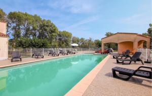 una piscina con sillas y un cenador en 2 Bedroom Cozy Home In Lablachère, en Lablachère 14 fotos más