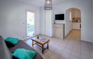 una sala de estar con un sofá y una mesa en 2 Bedroom Cozy Home In Lablachère, en Lablachère