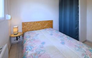Un dormitorio con una cama y una mesa con una lámpara. en 2 Bedroom Cozy Home In Lablachère, en Lablachère