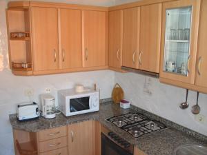 Η κουζίνα ή μικρή κουζίνα στο Apartamentos Playa Monte Pindo - Morada Raiña Lupa