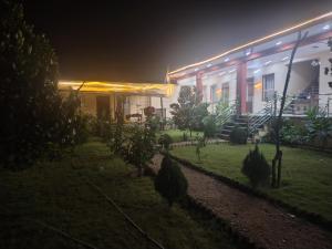 Κήπος έξω από το Sitaram bagh Hotel