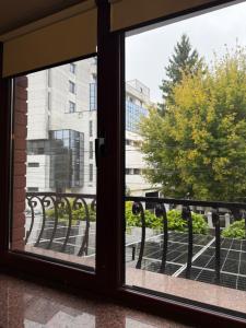 an open window with a view of a street outside at Vila Tosca in Bacău