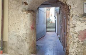 eine Gasse in einem Gebäude mit einem Torbogen in der Unterkunft Stunning Apartment In Santa Maria Di Castellabate in Santa Maria di Castellabate + 15 Fotos