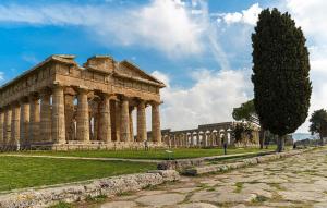 ein altes Gebäude mit einem Baum davor in der Unterkunft Stunning Apartment In Santa Maria Di Castellabate in Santa Maria di Castellabate