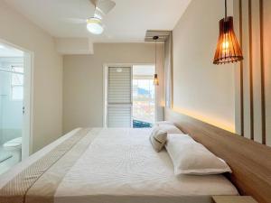 Postel nebo postele na pokoji v ubytování Bertioga | Pé na Areia Vista Mar Enxoval Completo + 43 fotografií