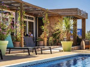 Бассейн в greet Hotel Marseille Provence Aéroport или поблизости