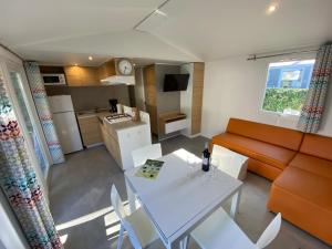 Η κουζίνα ή μικρή κουζίνα στο Camping de Watertoren