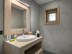 ein Badezimmer mit Waschbecken und Spiegel in der Unterkunft Chalet spacieux près des pistes avec sauna et WiFi, animaux admis - FR-1-567-69 in Val dʼIsère + 9 Fotos