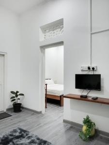 a living room with a television and a bed at White Room in Colombo Seven in Colombo