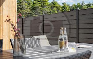 - deux bouteilles de bière assises sur une table sur une terrasse dans l'établissement 3 Bedroom Beautiful Home In Løkken, à Trudslev