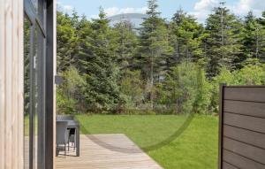 une porte ouverte menant à une cour avec une pelouse dans l'établissement 3 Bedroom Beautiful Home In Løkken, à Trudslev