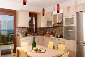 Kuchyň nebo kuchyňský kout v ubytování Caneva Luxury Villa