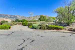 eine leere Straße mit Büschen und Bäumen und einem Berg in der Unterkunft Sandia Foothills Access! Townhome 5 Mi to Uptown in Canada Village