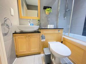 a bathroom with a sink and a toilet at Embankment 2-Bed Flat with AC near Charing Cross, Trafalgar Square, London Eye, Big Ben in London
