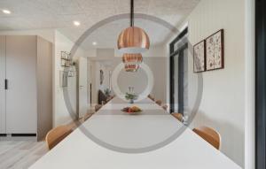 Fjellerup Strandにある6 Bedroom Awesome Home In Glesborgの白いテーブルと椅子のあるダイニングルーム