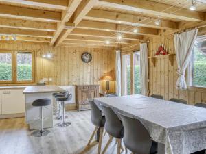 ムジェーヴにあるChalet à Megève, 4 chambres, proche centre, jardin, pour 10 pers. - Confort et services inclus - FR-1-453-1のテーブルと椅子のあるキッチンとダイニングルーム