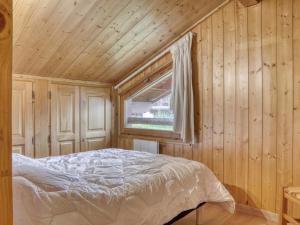 ムジェーヴにあるChalet à Megève, 4 chambres, proche centre, jardin, pour 10 pers. - Confort et services inclus - FR-1-453-1の窓のある部屋にベッドがある寝室