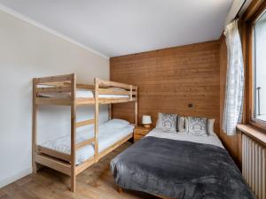 a bedroom with two bunk beds and a ladder at Appartement 3 pièces à Megève Jaillet, 6 pers., balcon sud, garage, proche télécabine - FR-1-453-226 in Megève