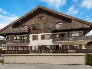 an apartment building with a gambrel roof at Appartement 3 pièces à Megève Jaillet, 6 pers., balcon sud, garage, proche télécabine - FR-1-453-226 in Megève