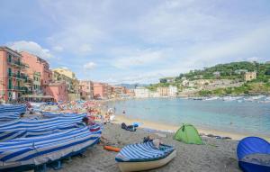 a beach with a bunch of boats on the sand at 1 Bedroom Awesome Apartment In San Saturnino in Bracco +11 photos