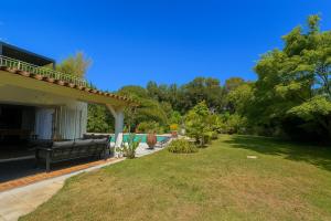 ein Hof mit einer Bank auf einem Haus in der Unterkunft Le Clos du Roc d'Azur Suite climatisée , terrasses privées, piscine, parking sécurisé in Roquefort-les-Pins
