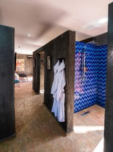 un vestido colgado en una pared en una habitación en CASA MISASHA nature, calme, bio et vos repas préparés par notre cuisinière, en Essaouira