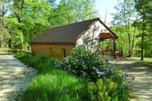 a small cabin in the middle of a garden at Le Village Enchanteur in La Chapelle-Aubareil