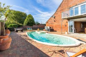 Swimmingpoolen hos eller tæt på Hobland Barns by Leap Escapes